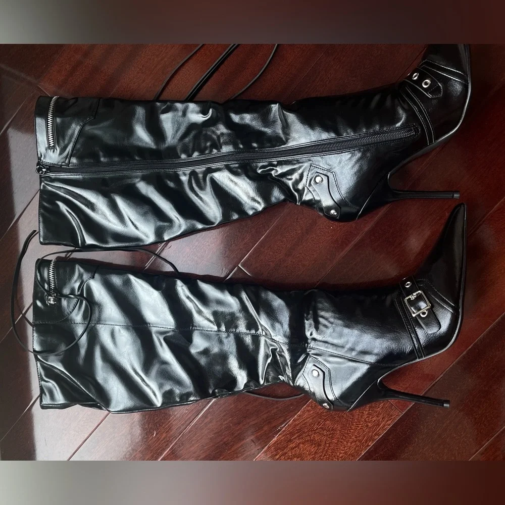Trending Buckle Stiletto Heeled Classic Black Fall Boots, size 8 - Picture 4 of 8